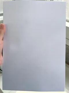 侧边手拿白纸